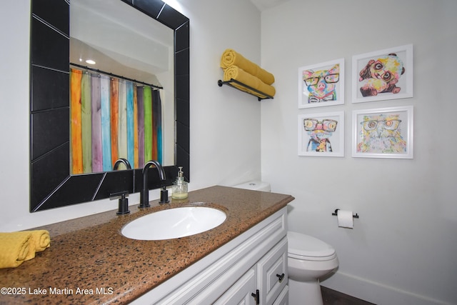 full bathroom with a shower with shower curtain, toilet, and vanity