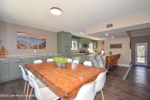 dining room featuring visible vents, recessed lighting, baseboards, and dark wood-style flooring