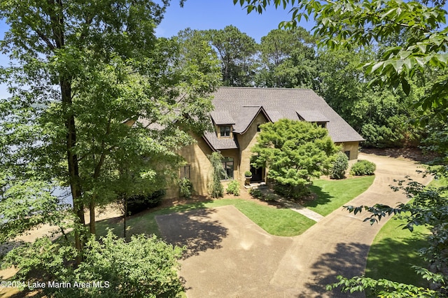 view of front of house featuring a front yard