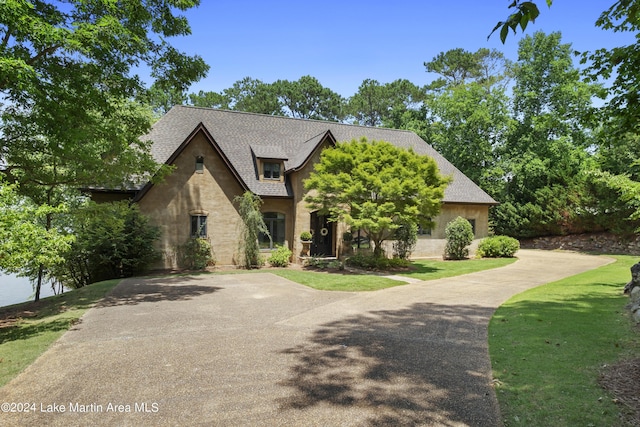 view of front of home with a front lawn