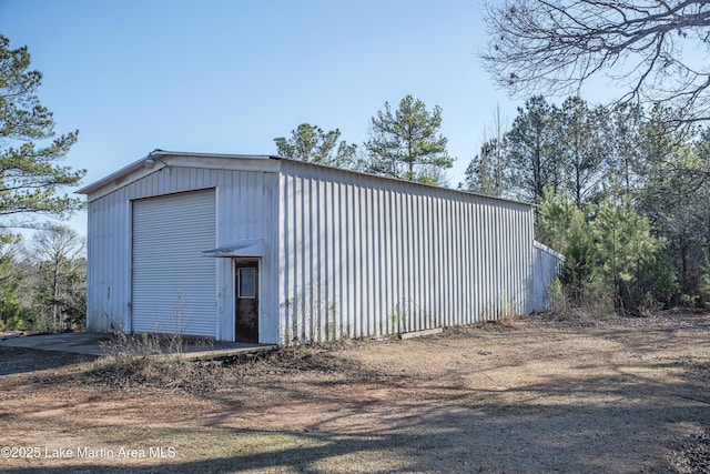 view of outdoor structure featuring an outbuilding