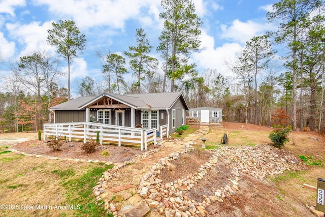 view of front of property with an outdoor structure