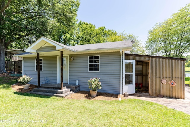 view of front of home featuring a front lawn