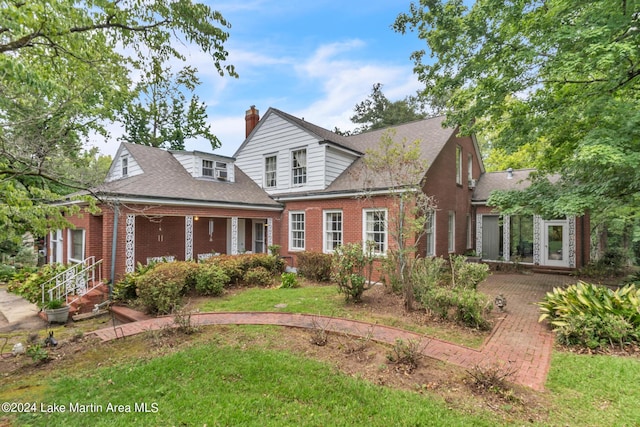 view of front of house with a front yard