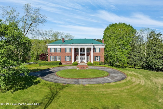 view of front of property featuring a front lawn