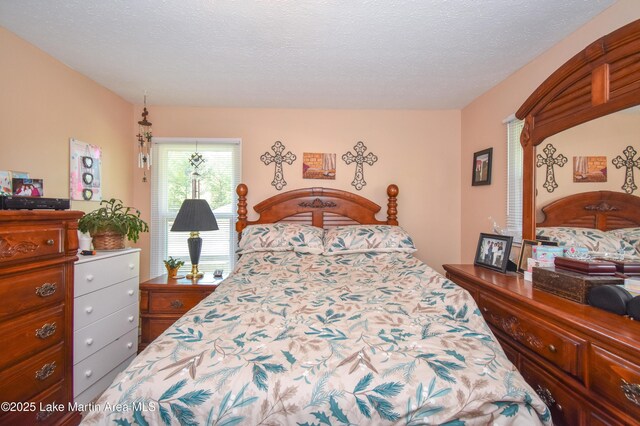 230 Lorena Dr, Alexander City, AL 35010 - bedroom featuring a textured ceiling