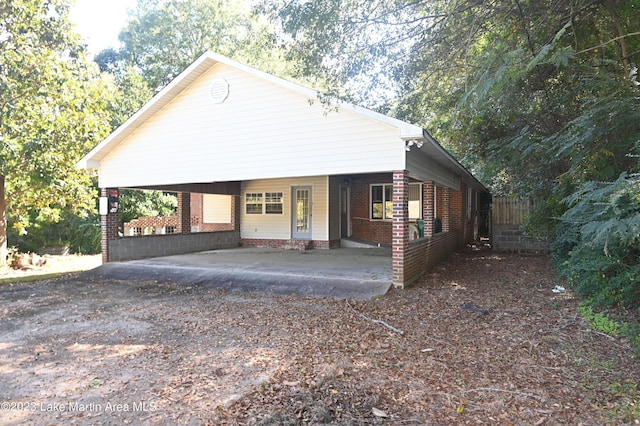 view of front facade featuring a carport