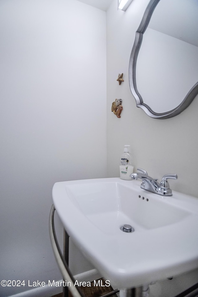 bathroom featuring sink