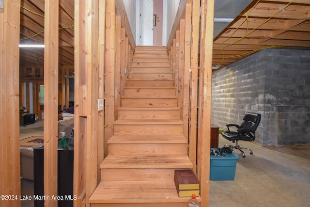 staircase featuring concrete floors