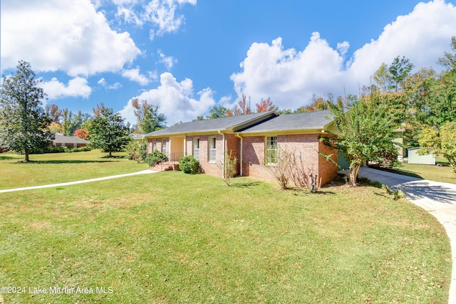 ranch-style home with a front yard