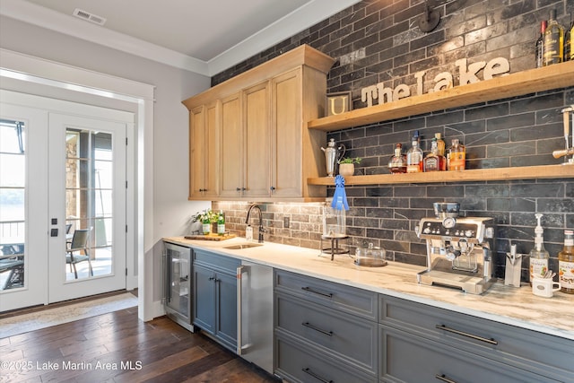 bar with sink, wine cooler, dark hardwood / wood-style floors, gray cabinets, and decorative backsplash