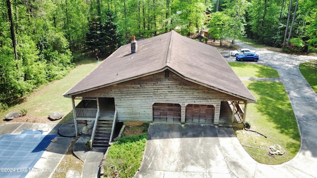 view of front facade with a garage and a front lawn