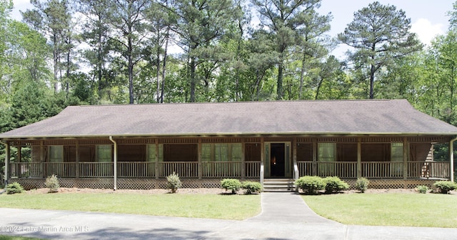 view of front facade with a front lawn