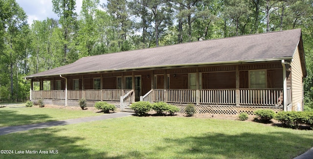 country-style home featuring covered porch and a front lawn