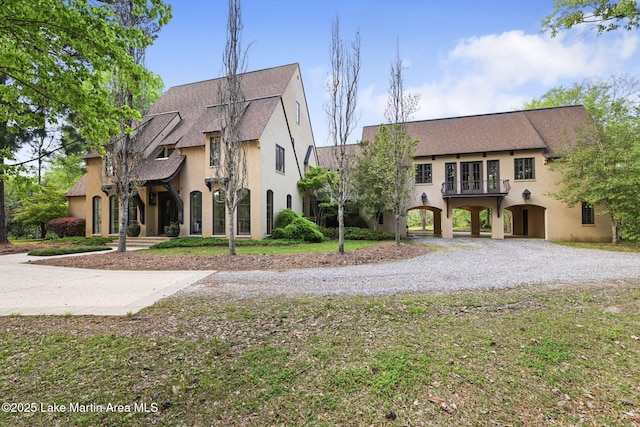 view of front of home featuring stucco siding, driveway, and a carport