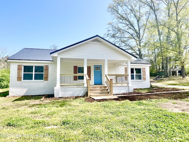 view of front of property featuring covered porch and a front yard