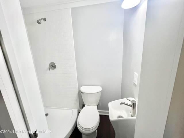 bathroom with toilet and a tile shower