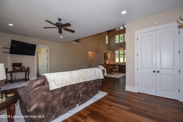 living room featuring wood finished floors, a ceiling fan, visible vents, baseboards, and recessed lighting