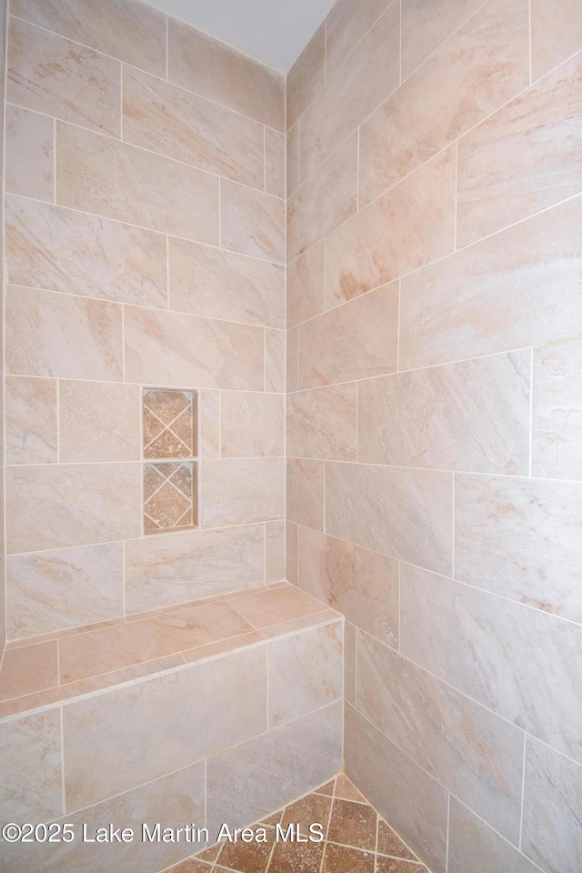 bathroom featuring a tile shower