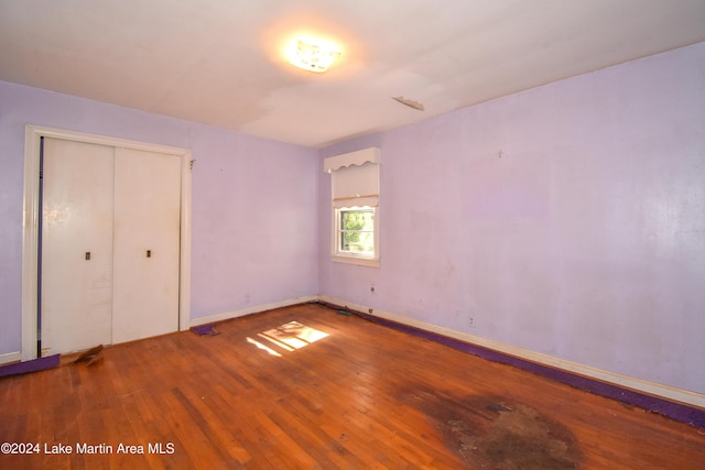 unfurnished bedroom with hardwood / wood-style flooring and a closet