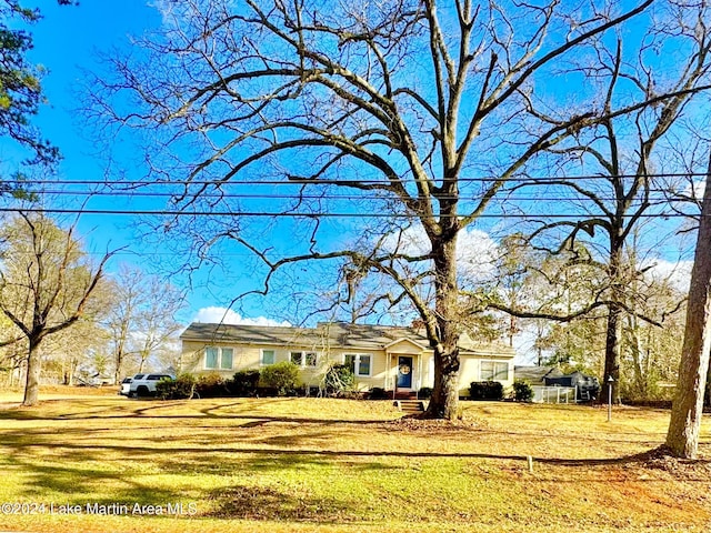 view of front facade featuring a front yard