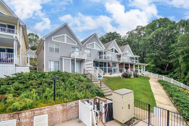 view of front of property featuring a front yard