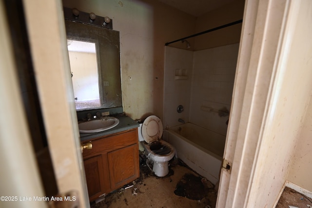 382 Daniel Rd, Kellyton, AL 35089 - full bathroom featuring toilet, vanity, and shower / bathtub combination
