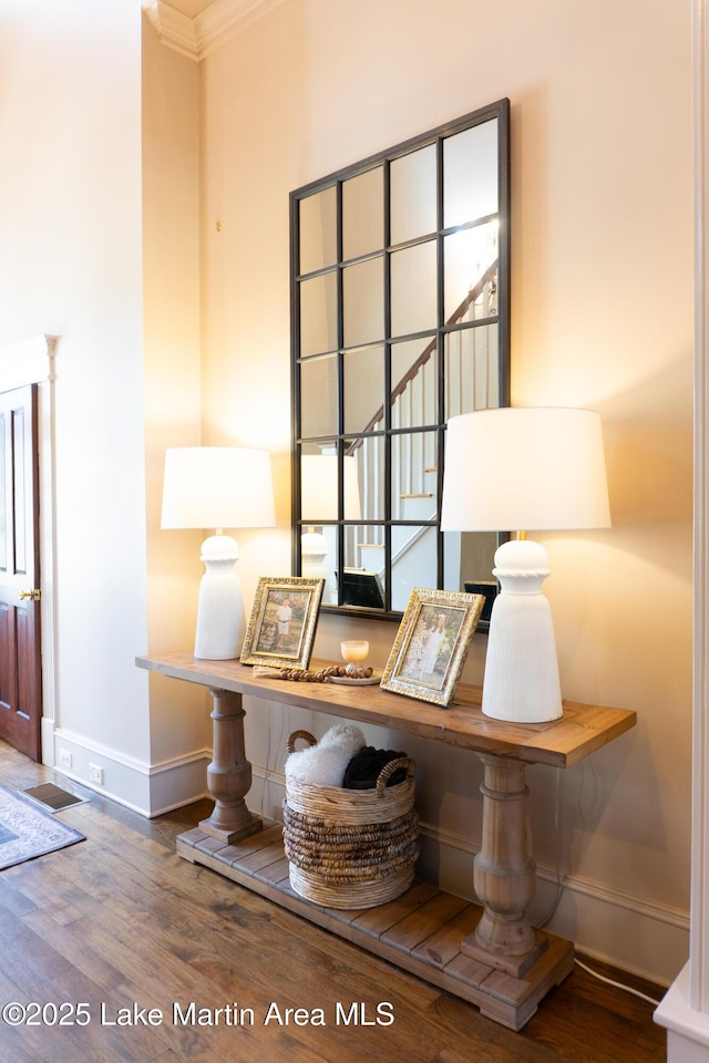 room details with crown molding, baseboards, and wood finished floors