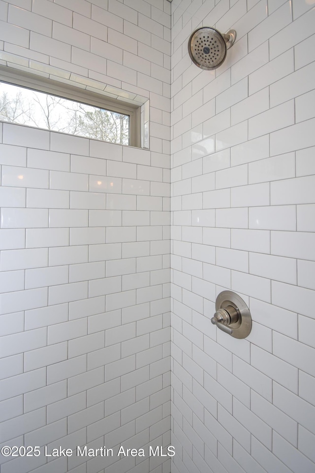 bathroom featuring tiled shower