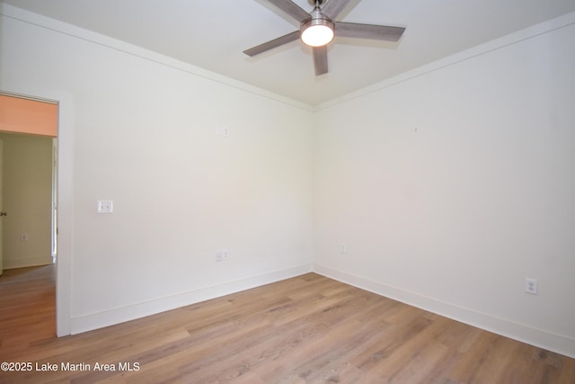 unfurnished room featuring light wood-style flooring, baseboards, and a ceiling fan