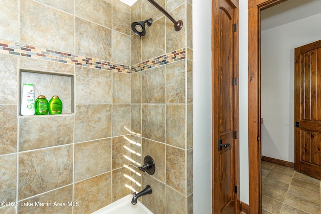 bathroom with tiled shower / bath