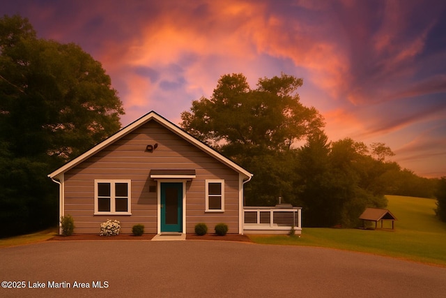 572 Newman Rd, Alexander City, AL 35010 - view of front facade featuring a yard