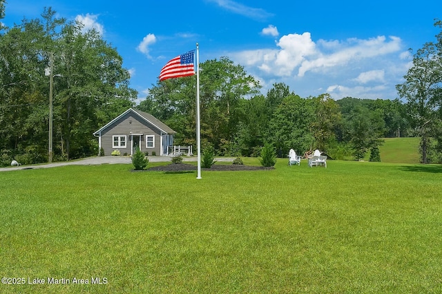 572 Newman Rd, Alexander City, AL 35010 - view of property's community with a yard and a patio area
