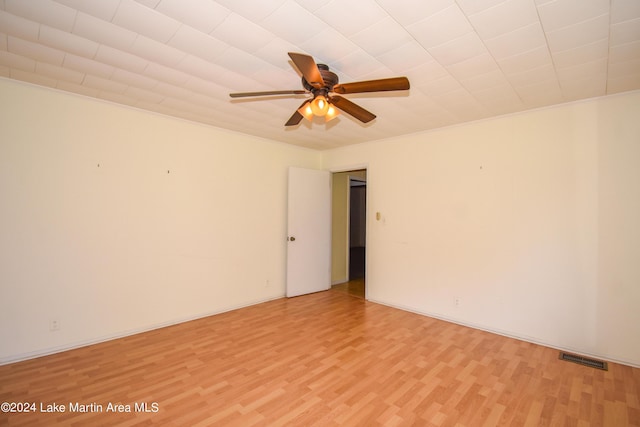 unfurnished room with light wood-type flooring and ceiling fan