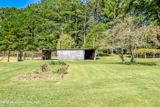 view of yard with an outbuilding