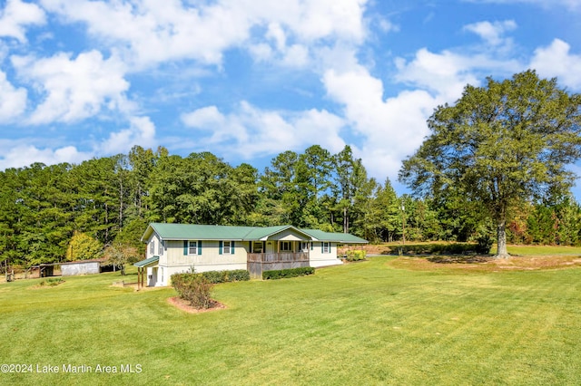 view of front of property with a front yard