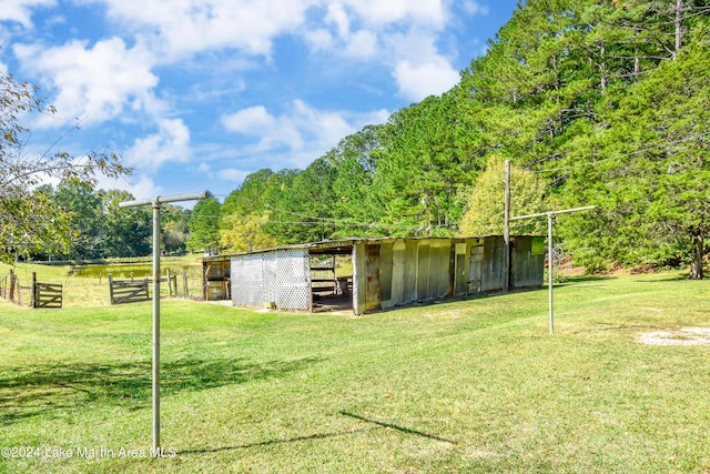 view of yard with an outdoor structure