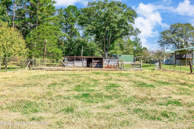 view of yard featuring an outdoor structure