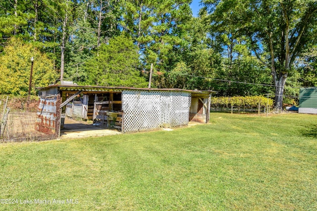 view of yard featuring an outdoor structure