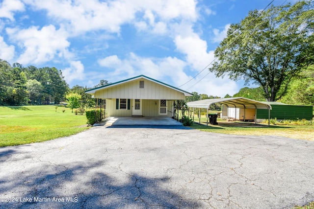 view of front of home featuring a carport and a front lawn