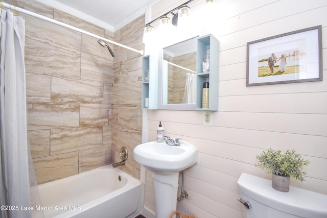 514 Sleepy Holw, Alexander City, AL 35010 - bathroom with toilet and shower / bathtub combination with curtain