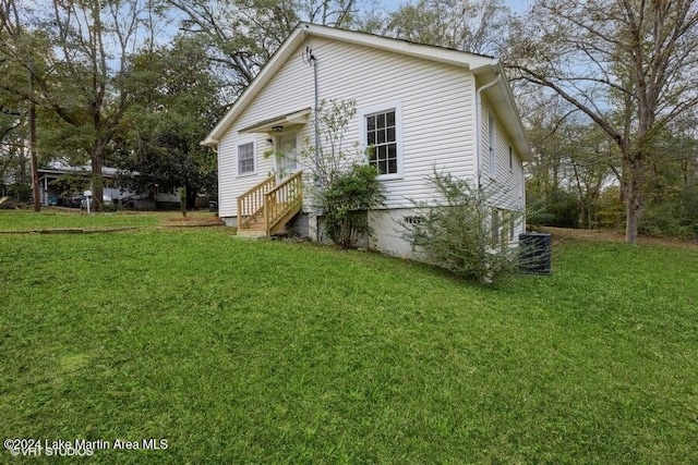 back of house featuring a lawn