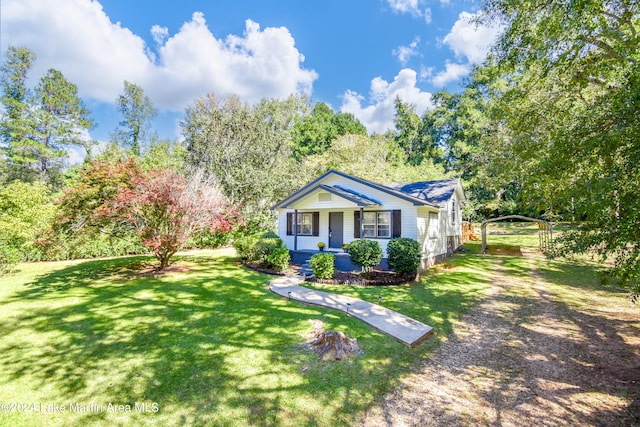 view of front of home featuring a carport, a porch, and a front yard