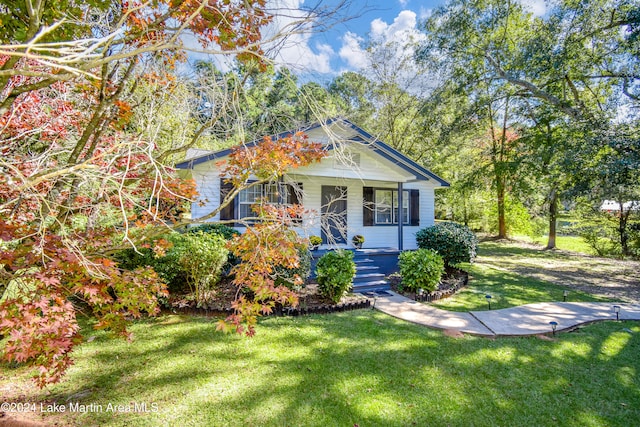 view of front of property featuring a porch and a front yard