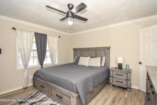 bedroom featuring light hardwood / wood-style flooring, ceiling fan, and crown molding