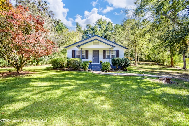 view of front of property featuring covered porch and a front yard