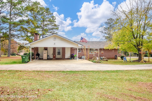 ranch-style home with a front lawn