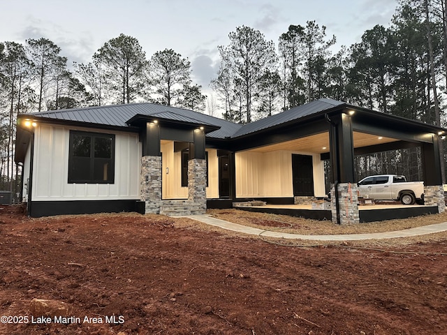 view of front of property featuring a carport