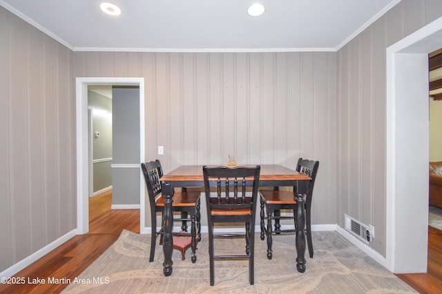 dining room with crown molding, visible vents, recessed lighting, wood finished floors, and baseboards
