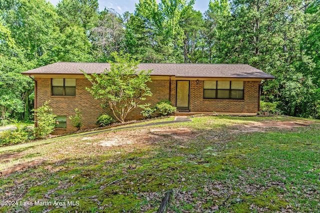 ranch-style home with a front yard